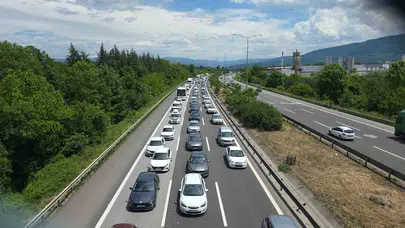 Dönüş yolunda kabus dolu saatler: Düzce geçişinde kilometrelerce araç kuyruğu oluştu