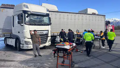 Erzincan-Sivas yolunda can pazarı: Tır ile otomobil çarpıştı, araçta sıkışanlar var