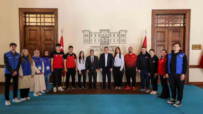 Bilecik’te Gençlik Haftası coşkusu: Başarılarıyla gururlandıran gençler Vali Sözer’in konuğu oldu