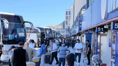 Bayram dönüşü İstanbul'da hareketli saatler: Otogarda adım atacak yer kalmadı