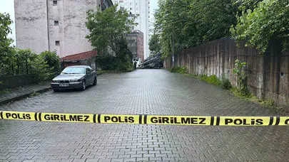 Hopa’da korku dolu anlar: Yamaçtan kopan dev kütleler sokağı savaş alanına çevirdi
