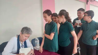 Koca Seyit'in izinde minik okurlarla buluştu: Sarıgöllü yazar Vicdan Efe'den anlamlı ziyaret
