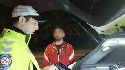 Kadıköy’de yürekleri ağza getiren şov: Polise "yazmasan olmaz mı" dedi ama kurtulamadı