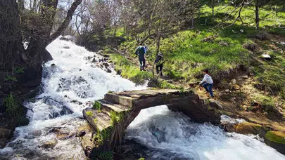 Doğanın uyanışıyla gelen görsel şölen: Bitlis’in gizli cenneti ziyaretçi akınına uğruyor