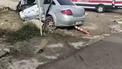 İzmit-Kandıra yolunda dehşet anları: Belediye otobüsü ile otomobil çarpıştı, ortalık savaş alanına döndü