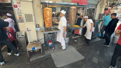 Taksim’de doğalgaz krizi: Esnaf çareyi nostaljik yöntemde buldu