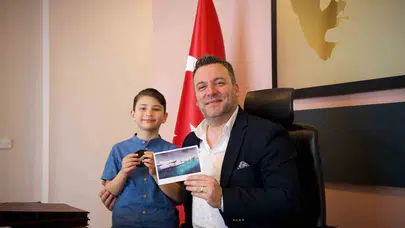 7 yaşında dünya turuna çıktı: Antarktika’nın buzlu sularında Türk bayrağını dalgalandırdı