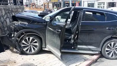 Elazığ’da akşam saatlerinde korkutan kaza: Çarpışmanın şiddetiyle araçlar hurdaya döndü