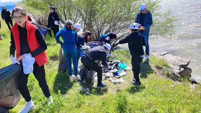 Muş'ta doğa dersi: Vali Çakır ve öğrenciler Haçlı Gölü'nü temizledi