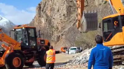 Van-Çatak hattında ulaşım çilesi sona erdi: Ekiplerin zorlu mesaisi sonuç verdi
