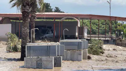 Dörtyol’da kabus dolu sabah: Sel suları araçları denize sürükledi