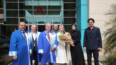 Akdeniz Üniversitesi’nde Gurur Günü: İlahiyatlı Gençler Diplomalarını Aldı