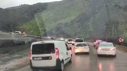 Adıyaman'da ulaşımı felç eden heyelan: Yol trafiğe kapandı