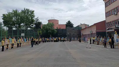 Diyarbakır’da sanat rüzgarı: Genç yeteneklerin fırçasından çıkan eserler hayran bıraktı