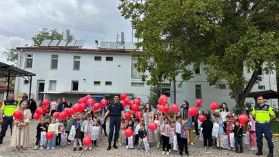Minik öğrencilerin jandarma heyecanı: Kahraman köpekler hünerlerini sergiledi