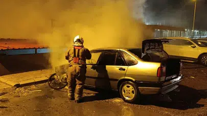 İskenderun’da korku dolu anlar: Park halindeki araç bir anda tutuştu