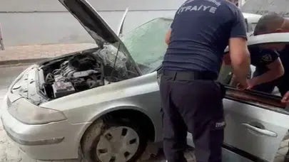 Sessizce bekleyen otomobilden dumanlar yükseldi: Mahalleliyi sokağa döken yangın