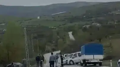 Baskil yolunda korkutan kaza: İki araç çarpıştı, ortalık savaş alanına döndü