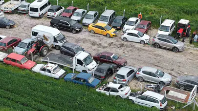 Samsun’da selin izleri otoparkta toplandı: Birikimler çamur deryasında kayboldu