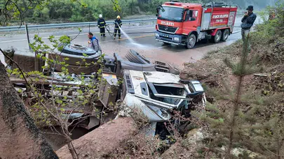 Sinop'ta dehşet anları: Kum yüklü kamyon devrildi, sürücü kabinde mahsur kaldı