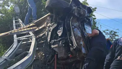 İnebolu’da korkutan kaza: Direğe çarpan araç hurdaya döndü, iki kişi sıkıştı