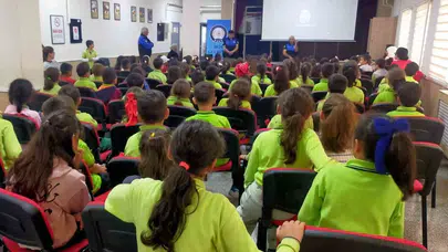 Minik öğrencilere Hacivat-Karagöz sürprizi: Eskişehir polisi sahaya indi