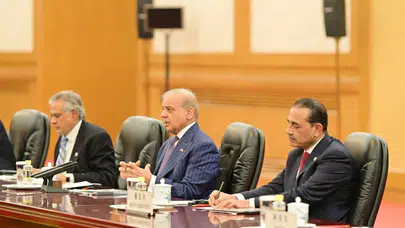 Orta Doğu diplomasisinde kritik zirve: Şerif ve Jinping barış için masaya oturdu