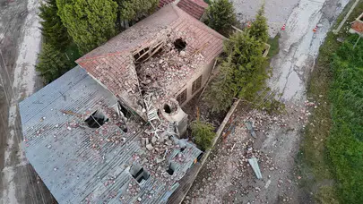 Eskişehir'de korku dolu anlar: Yıldırım isabet eden minare caminin üzerine çöktü