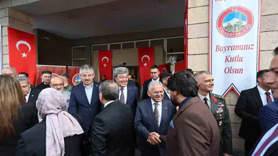 Kayseri’de bayram mesaisi: Başkan Büyükkılıç sahada vatandaşla kucaklaştı