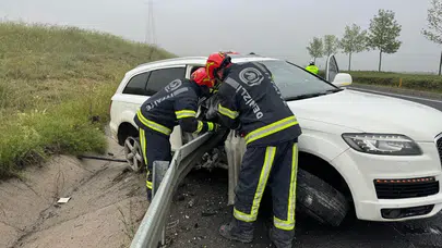 Denizli'de feci kaza: Bariyerlere saplanan lüks aracın sürücüsü olay yerinde can verdi