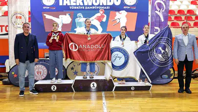 Tatamiye damga vurdular: Anadolu Üniversitesi şampiyonluk kupasını Eskişehir’e getirdi