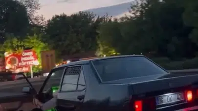 İnegöl trafiğinde akıllara durgunluk veren görüntü: Direksiyon başında ayaklarını uzatıp yoluna devam etti