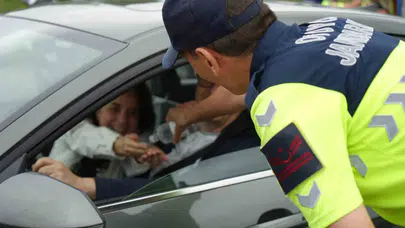 Kuzey Marmara’da bayram yolculuğu: Jandarmadan tatlı ikramlı trafik denetimi