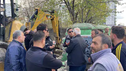 Erzurum’da tarihi türbeye kepçe darbesi: Vatandaşlar ayağa kalktı, kemikler poşetlendi