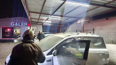 Arsuz’da korku dolu anlar: Park halindeki otomobil küle dönmekten son anda kurtuldu