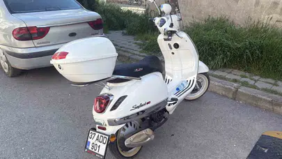 Tosya’da yürekleri ağza getiren kaza: Motosikletli sürücü kaldırıma çarparak savruldu