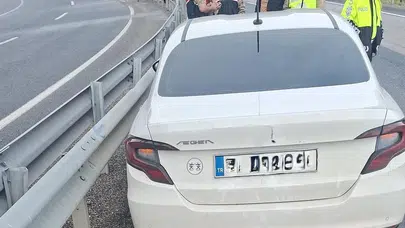 Erzincan yolunda korku dolu anlar: Bariyerlere çarpan otomobildeki çocuk yaralandı