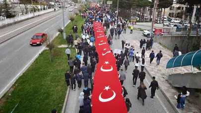 Bitlis’te yağmura rağmen sönmeyen 19 Mayıs ateşi: 50 metrelik bayrakla yürüyüş