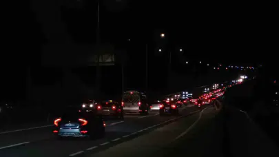 Dönüş yolunda kilitlenen trafik: Tatilciler İstanbul girişinde uzun kuyruklar oluşturdu