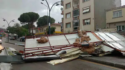 Gördes'te dehşet anları: İşlek bulvarda çatı uçtu, mucize eseri kimse yaralanmadı