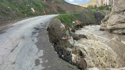 Hakkari’de kabus bitmiyor: İki mahalleyi bağlayan ana arterde çökme paniği