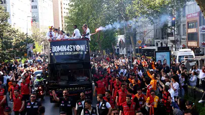 İstanbul sokaklarında şampiyonluk coşkusu: Galatasaraylı yıldızlar taraftarıyla buluştu