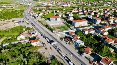 Bayram dönüşü kilitlendi: Kavşak noktalarında metrelerce araç kuyruğu