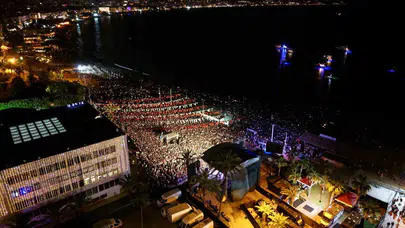 Alanya’da festival rüzgarı: Melek Mosso sahneye çıktı, yer yerinden oynadı