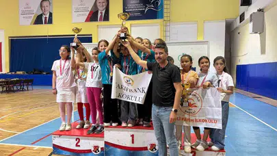 Hamleleriyle rakiplerine nefes aldırmadılar: Vakıfbank İlkokulu zirveyi kimseye bırakmadı