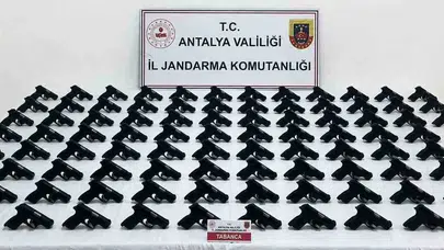 Serik’te cephanelik gibi operasyon: 100 tabancayla yakalandılar, demir parmaklıklar ardına gönderildiler