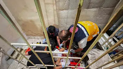Çatıdan boşluğa çakıldı: İtfaiye ekipleri saniyelerle yarıştı