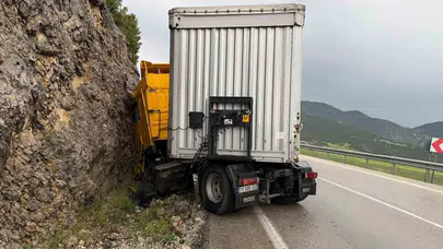 Burdur'da dehşet anları: Kontrolden çıkan tır kayalıklara saplandı