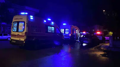 Sokak ortasında dehşet anları: Tanımadıkları kişilerle tartışan iki genç bıçaklandı