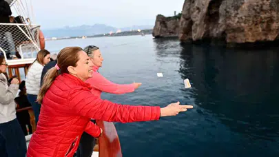 Şafak vakti Akdeniz’de buluştular: Binlerce dilek mavi sulara emanet edildi